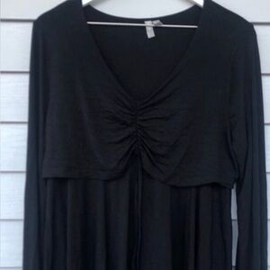 Black Long-Sleeve V-Neck Ruched long sleeved top. Super soft & flattering. Sz 12